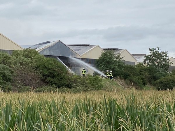 Löscharbeiten bei Hündgen in Swisttal-Ollheim