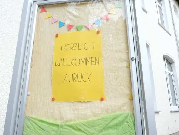 Willkommenschild an der Swistbachgrundschule