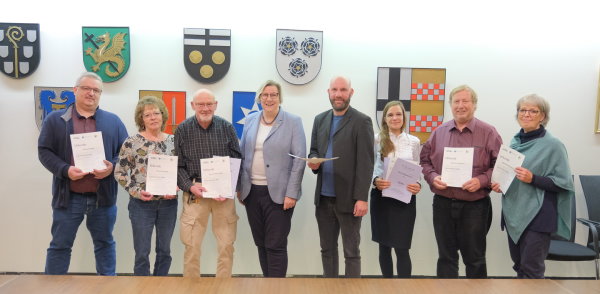 Auf dem Bild v.l.n.r.: Michael Vogel, Martha und Heinz-Willi Ehinger, Bürgermeisterin Petra Kalkbrenner, Martin Koenen (Mobilitätsmanager), Kornelia Starke (Fachbereich Gemeindeentwicklung), Martin Stapmanns, Monika Wolf-Umhauer